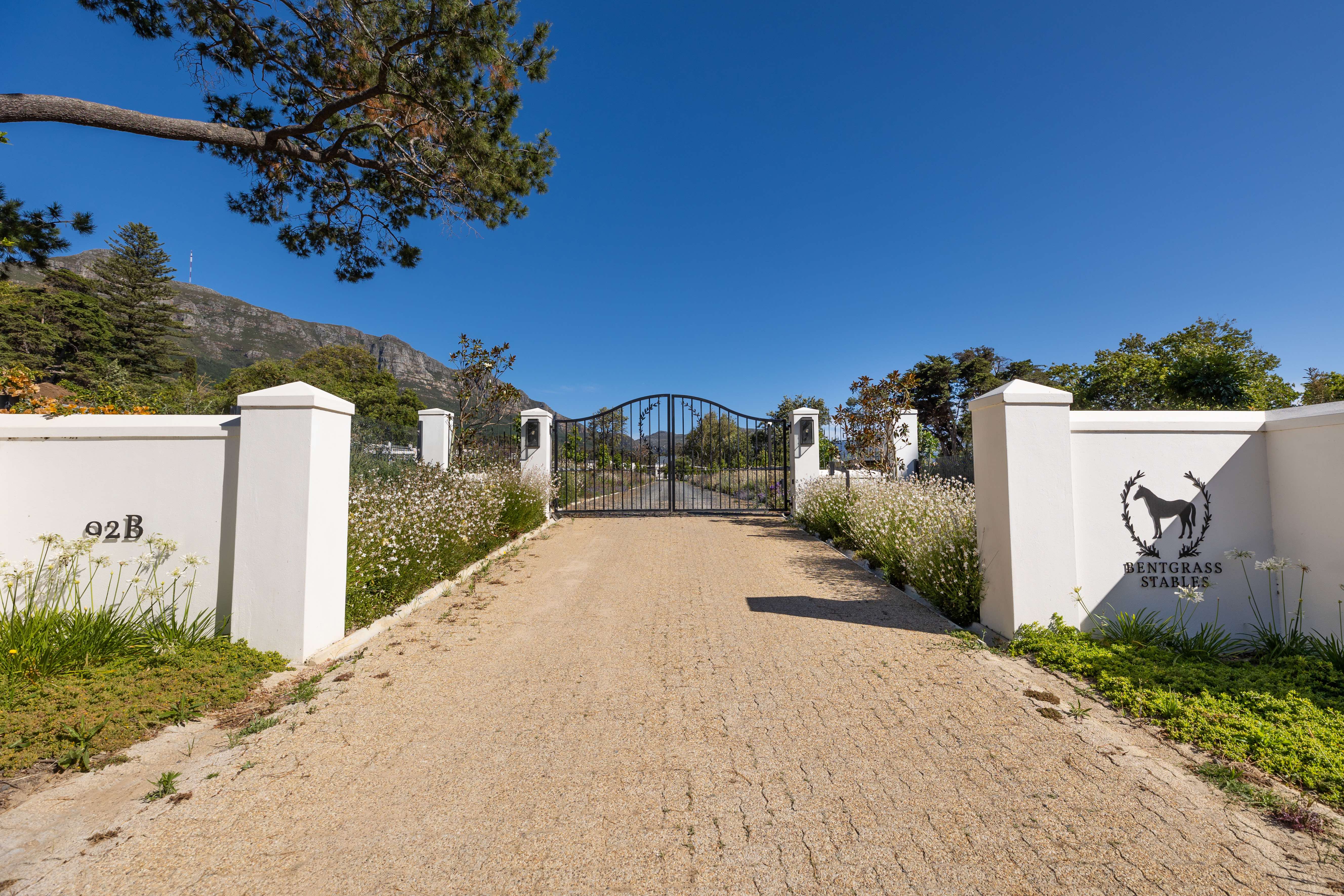 Main entrance gate with Bentgrass Stables signage